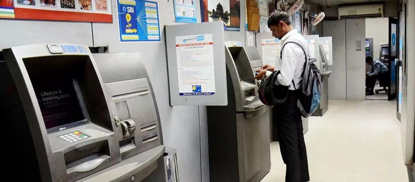 Χωρίς τραπεζικές υπηρεσίες και πρόσβαση σε ναούς οι μη εμβολιασμένοι! – Ποια χώρα το ανακοίνωσε (βίντεο)